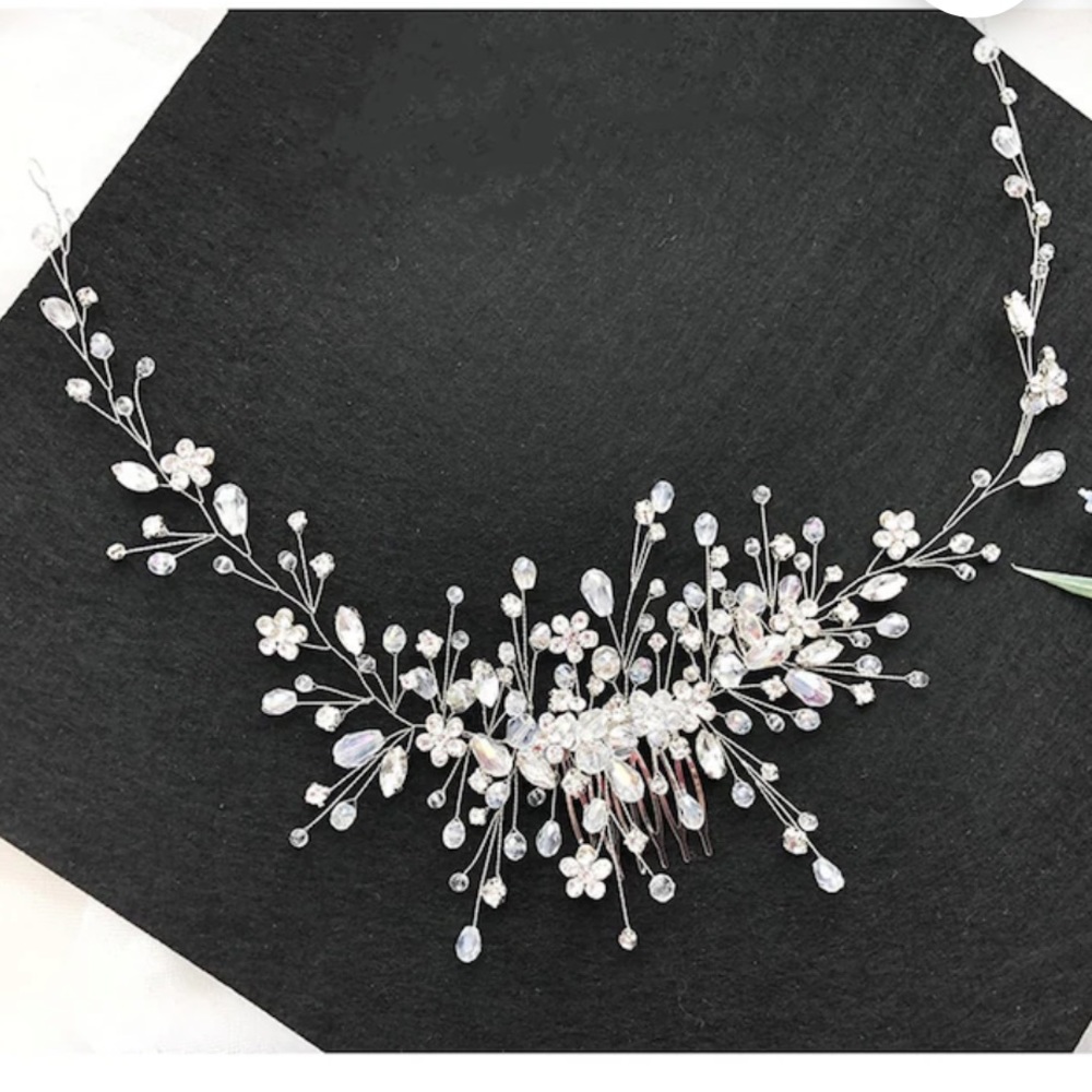 HANDMADE HAIR ACCESSORY • 🌸 - Picture 3 of 4
